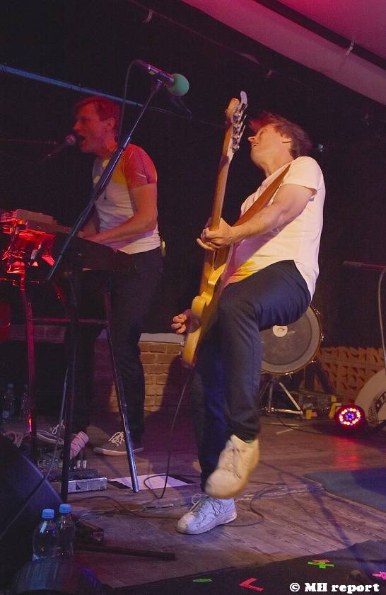 Tata Bojs hráli v plzeňském Zach's Pubu, Milan Cais se stal na chvíli pavoučím mužem