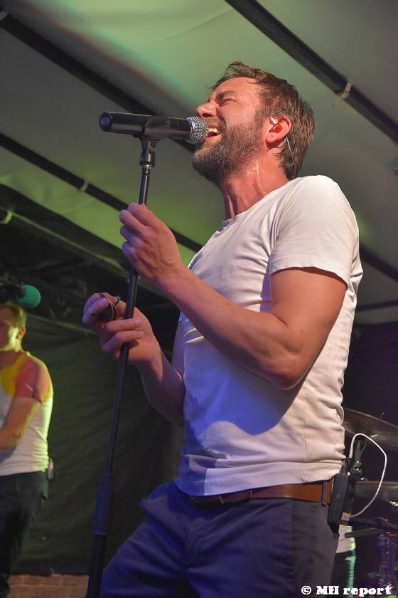 Tata Bojs hráli v plzeňském Zach's Pubu, Milan Cais se stal na chvíli pavoučím mužem