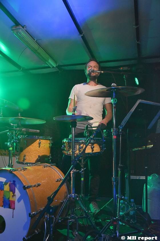 Tata Bojs hráli v plzeňském Zach's Pubu, Milan Cais se stal na chvíli pavoučím mužem