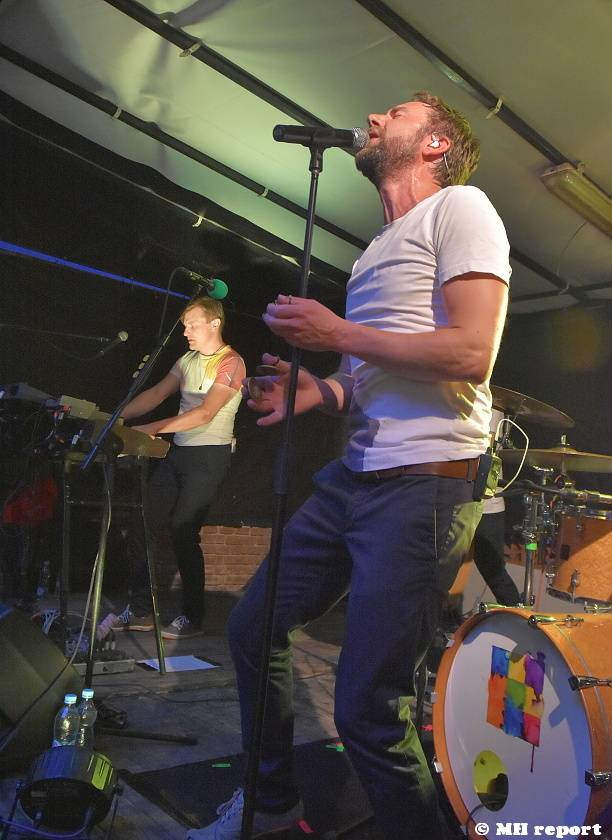 Tata Bojs hráli v plzeňském Zach's Pubu, Milan Cais se stal na chvíli pavoučím mužem