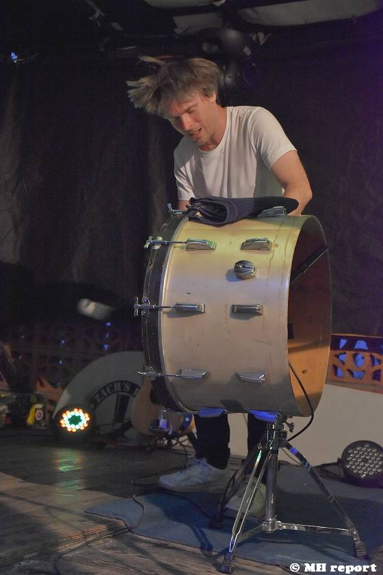 Tata Bojs hráli v plzeňském Zach's Pubu, Milan Cais se stal na chvíli pavoučím mužem