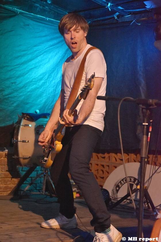 Tata Bojs hráli v plzeňském Zach's Pubu, Milan Cais se stal na chvíli pavoučím mužem