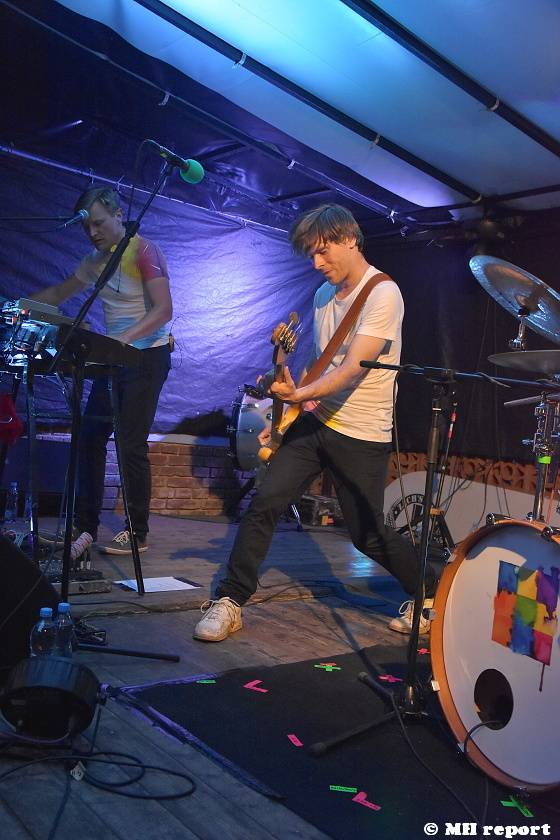 Tata Bojs hráli v plzeňském Zach's Pubu, Milan Cais se stal na chvíli pavoučím mužem