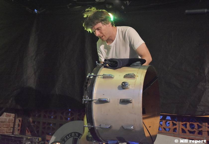 Tata Bojs hráli v plzeňském Zach's Pubu, Milan Cais se stal na chvíli pavoučím mužem