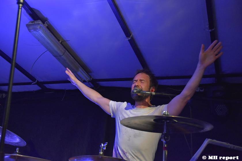 Tata Bojs hráli v plzeňském Zach's Pubu, Milan Cais se stal na chvíli pavoučím mužem