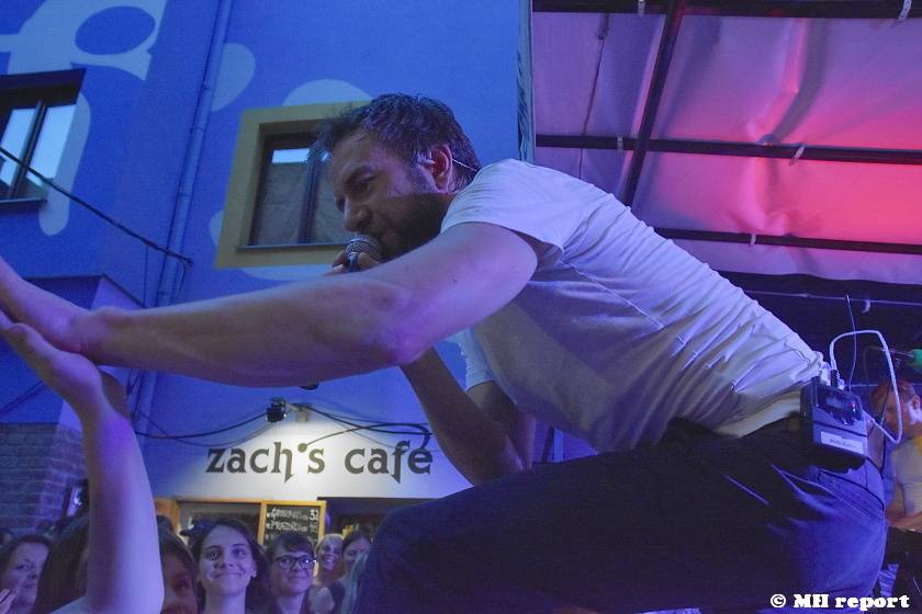 Tata Bojs hráli v plzeňském Zach's Pubu, Milan Cais se stal na chvíli pavoučím mužem