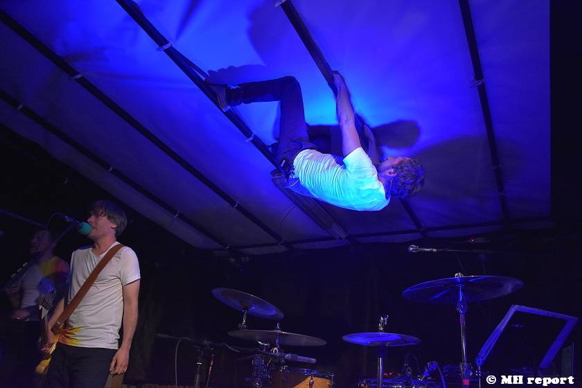 Tata Bojs hráli v plzeňském Zach's Pubu, Milan Cais se stal na chvíli pavoučím mužem