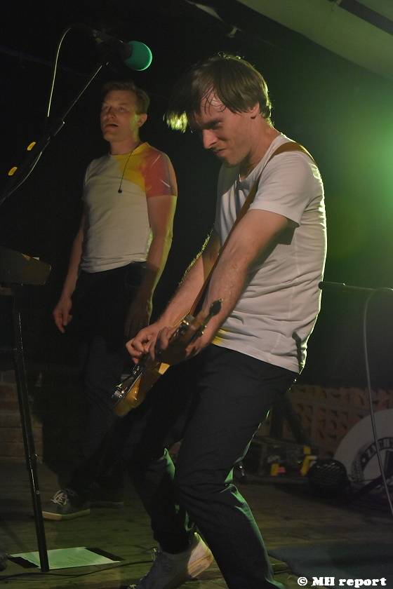 Tata Bojs hráli v plzeňském Zach's Pubu, Milan Cais se stal na chvíli pavoučím mužem