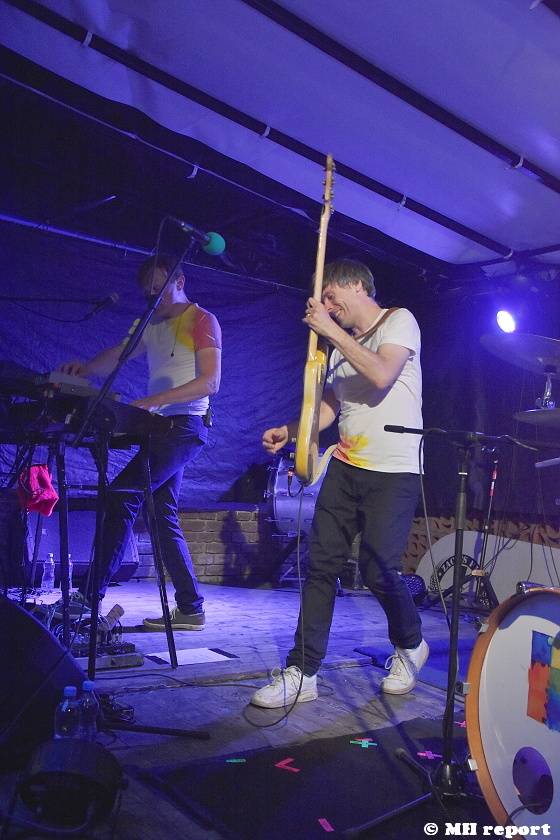 Tata Bojs hráli v plzeňském Zach's Pubu, Milan Cais se stal na chvíli pavoučím mužem