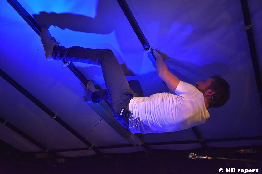 Tata Bojs hráli v plzeňském Zach's Pubu, Milan Cais se stal na chvíli pavoučím mužem