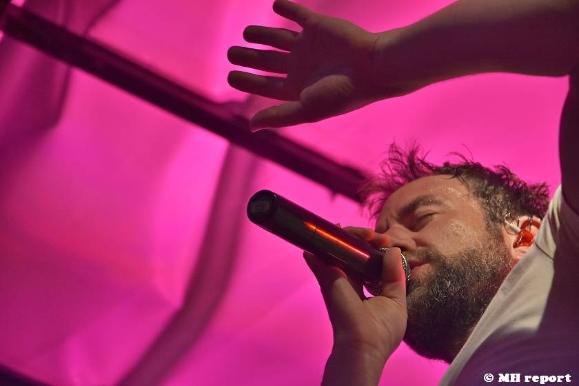 Tata Bojs hráli v plzeňském Zach's Pubu, Milan Cais se stal na chvíli pavoučím mužem