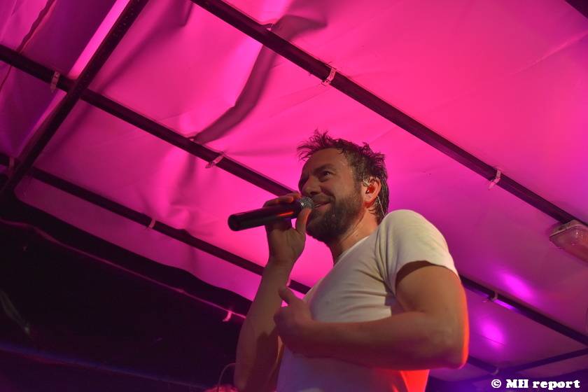 Tata Bojs hráli v plzeňském Zach's Pubu, Milan Cais se stal na chvíli pavoučím mužem