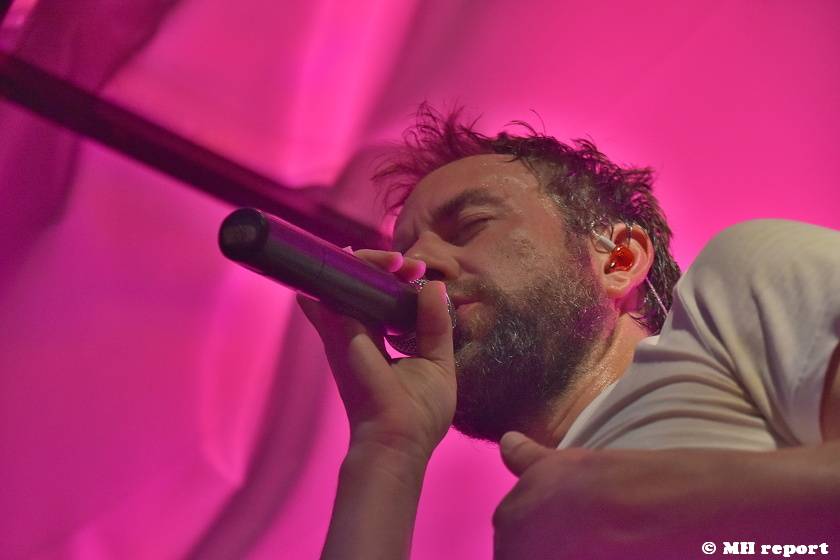 Tata Bojs hráli v plzeňském Zach's Pubu, Milan Cais se stal na chvíli pavoučím mužem