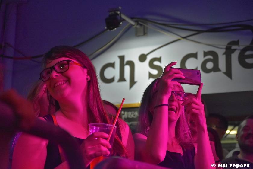 Tata Bojs hráli v plzeňském Zach's Pubu, Milan Cais se stal na chvíli pavoučím mužem