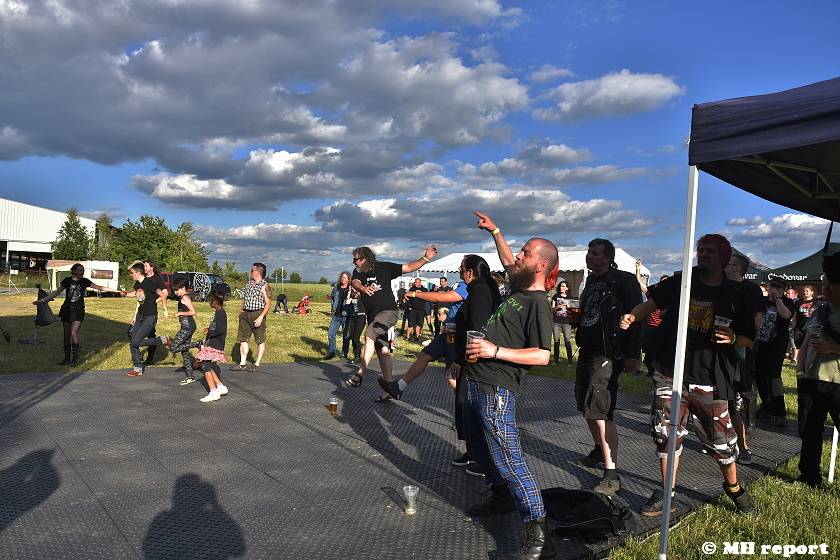 Vochov přivítal nový festival - Radovan Fest vol. 0 s kapelami Znouzectnost nebo Sex Deviants