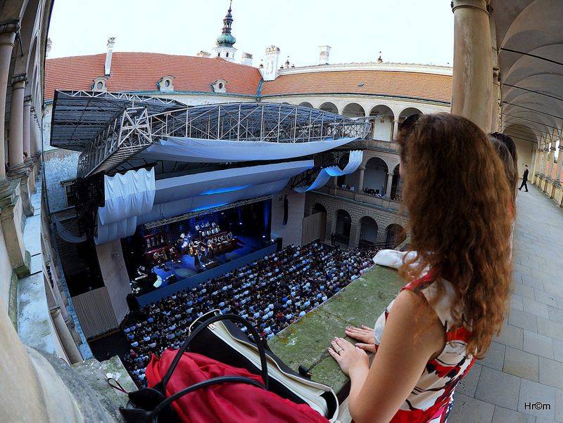 Vojta Dyk a B-Side Band rozvášnili publikum Smetanovy Litomyšle