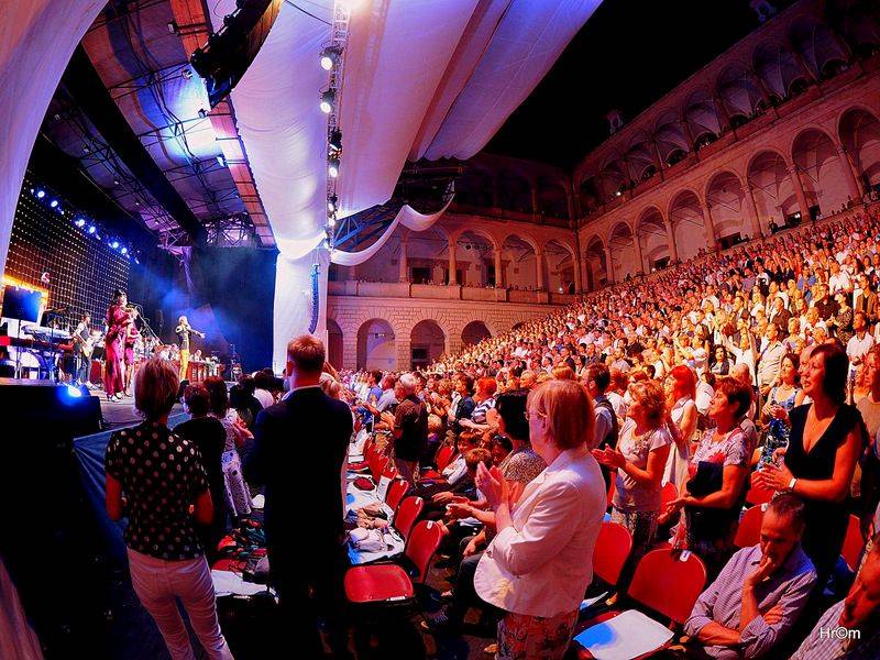 Vojta Dyk a B-Side Band rozvášnili publikum Smetanovy Litomyšle