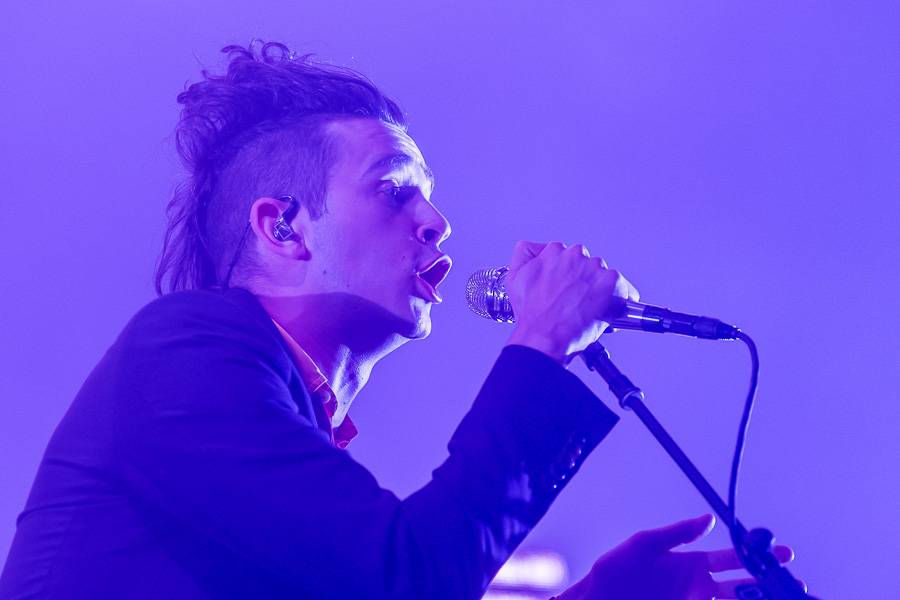 The 1975 rozpumpovali Forum Karlín tanečními kreacemi i světelnou show