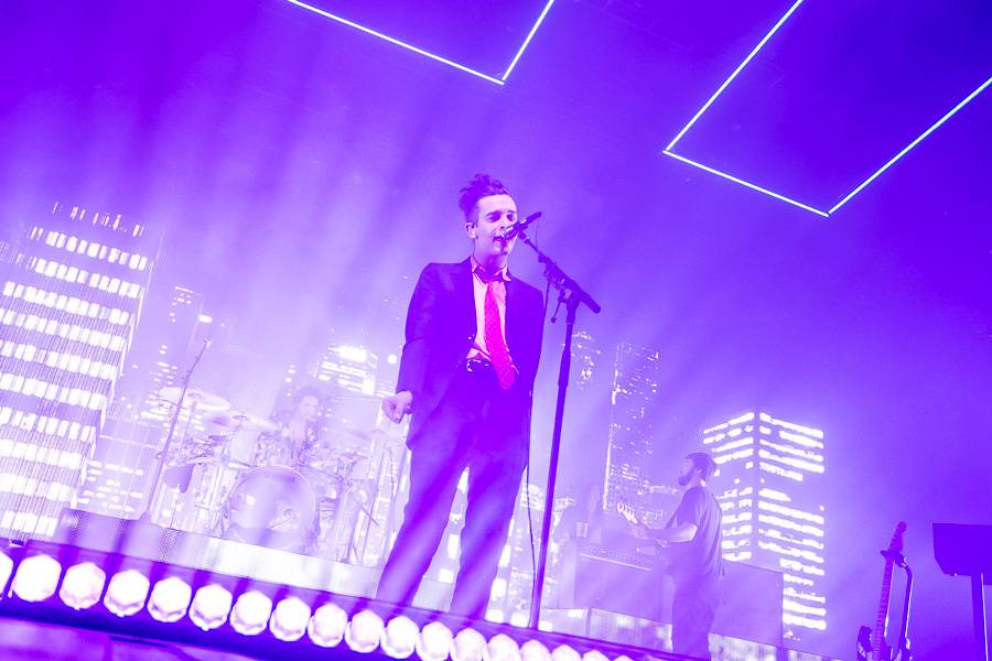 The 1975 rozpumpovali Forum Karlín tanečními kreacemi i světelnou show