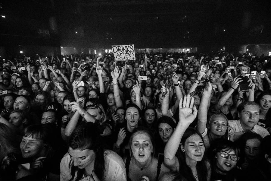 The 1975 rozpumpovali Forum Karlín tanečními kreacemi i světelnou show