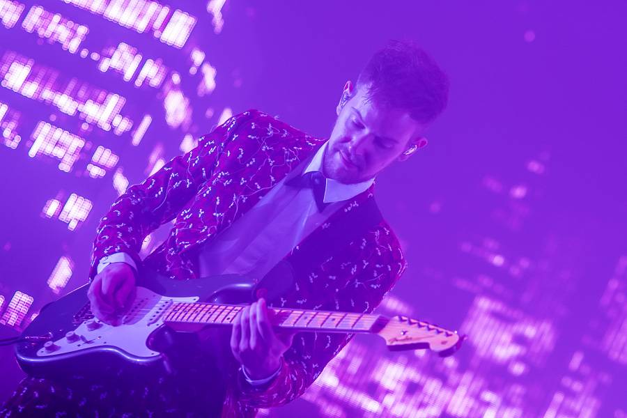 The 1975 rozpumpovali Forum Karlín tanečními kreacemi i světelnou show