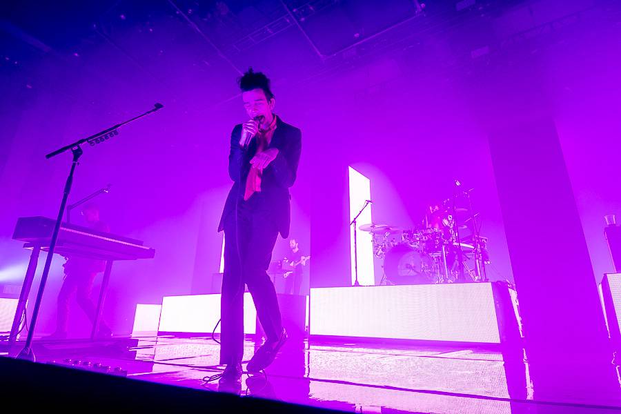 The 1975 rozpumpovali Forum Karlín tanečními kreacemi i světelnou show