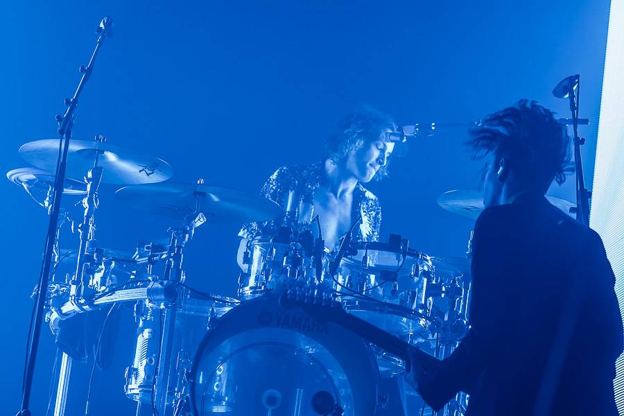 The 1975 rozpumpovali Forum Karlín tanečními kreacemi i světelnou show