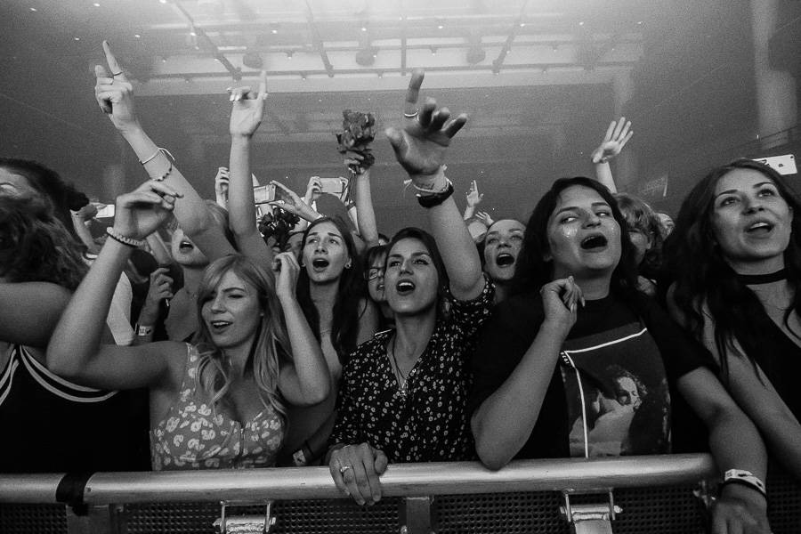 The 1975 rozpumpovali Forum Karlín tanečními kreacemi i světelnou show