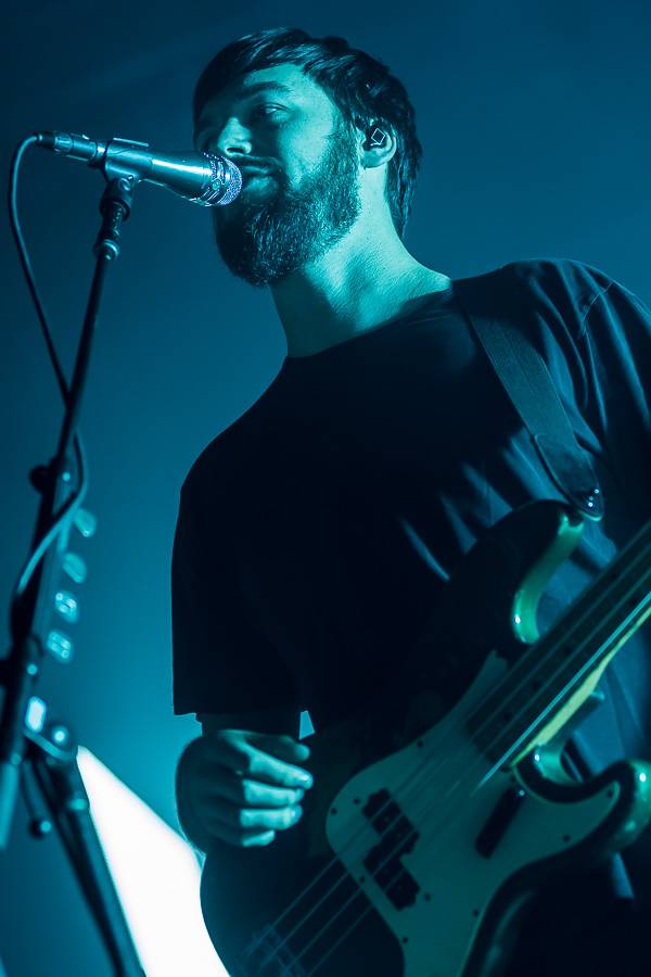 The 1975 rozpumpovali Forum Karlín tanečními kreacemi i světelnou show