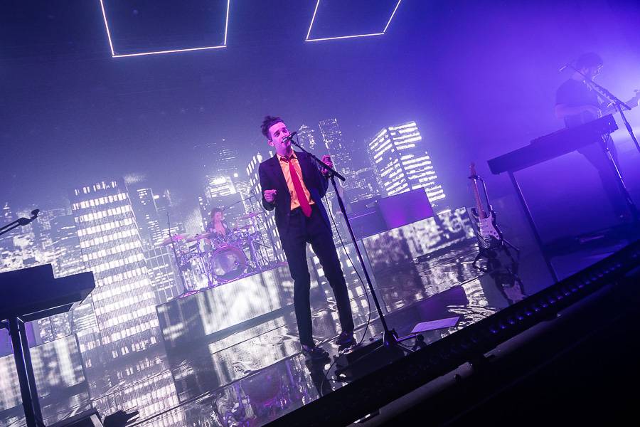 The 1975 rozpumpovali Forum Karlín tanečními kreacemi i světelnou show