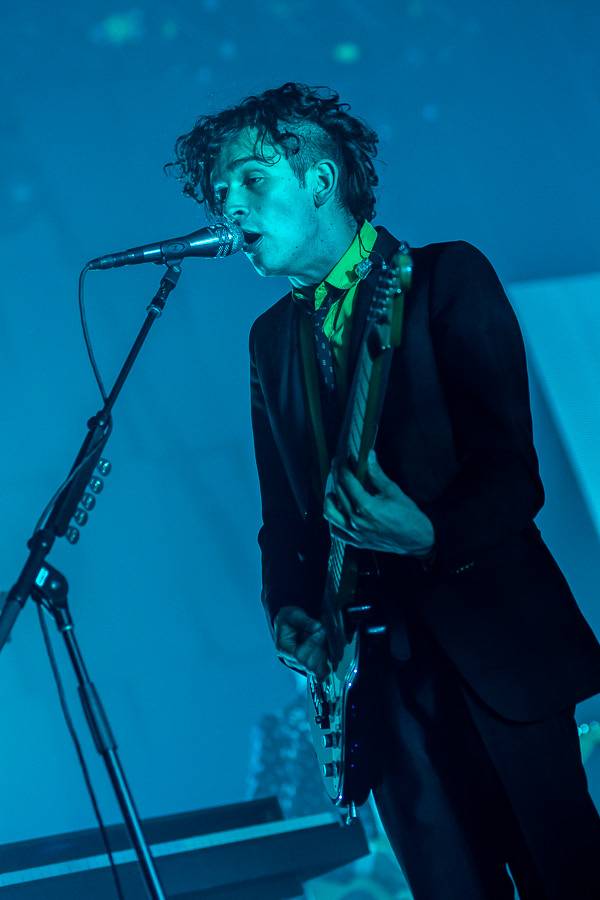 The 1975 rozpumpovali Forum Karlín tanečními kreacemi i světelnou show