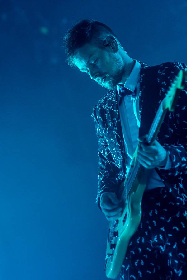 The 1975 rozpumpovali Forum Karlín tanečními kreacemi i světelnou show