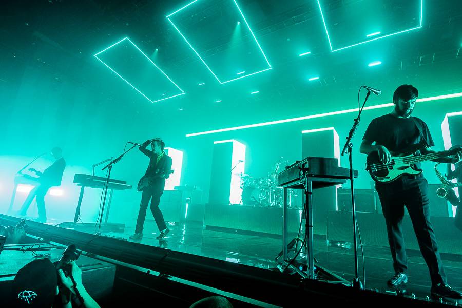 The 1975 rozpumpovali Forum Karlín tanečními kreacemi i světelnou show