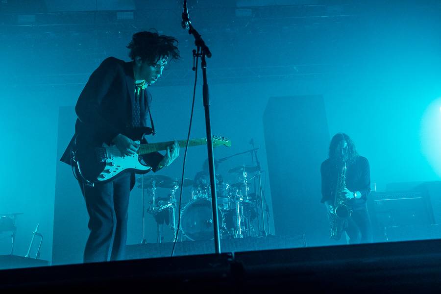 The 1975 rozpumpovali Forum Karlín tanečními kreacemi i světelnou show