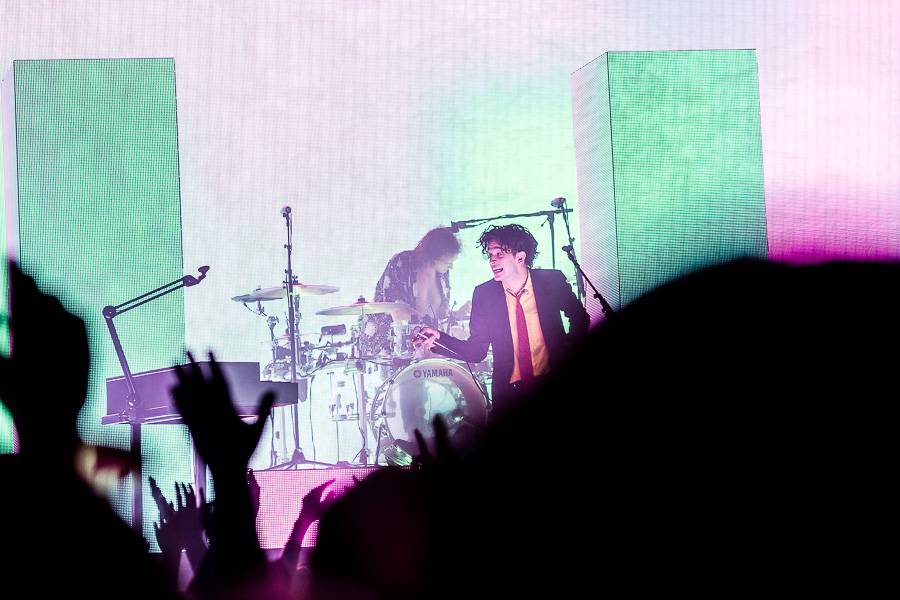 The 1975 rozpumpovali Forum Karlín tanečními kreacemi i světelnou show