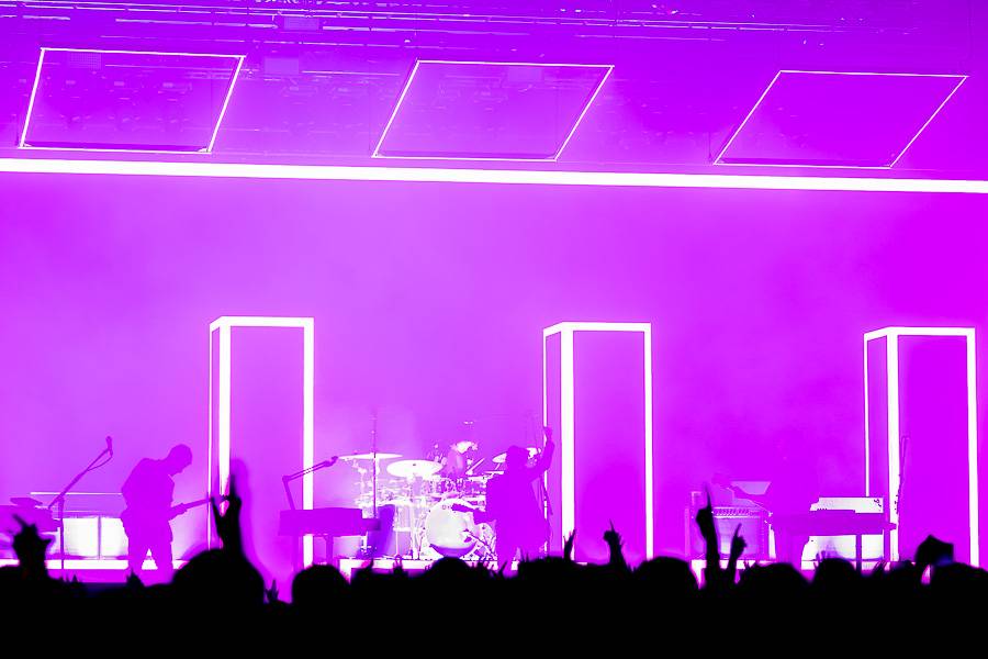 The 1975 rozpumpovali Forum Karlín tanečními kreacemi i světelnou show