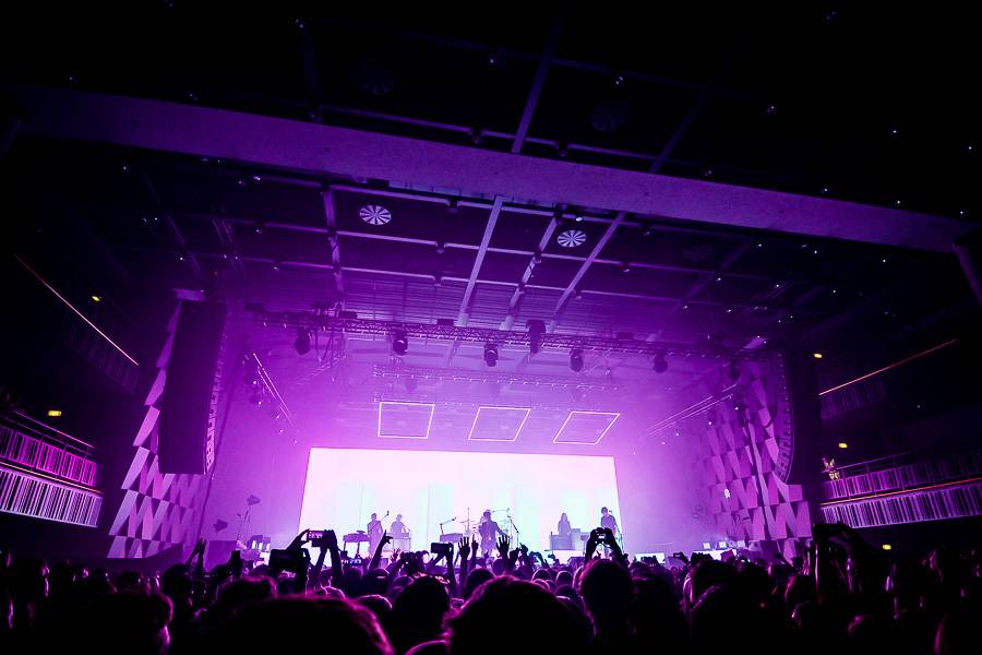 The 1975 rozpumpovali Forum Karlín tanečními kreacemi i světelnou show