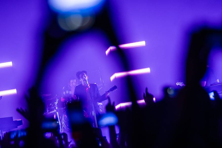 The 1975 rozpumpovali Forum Karlín tanečními kreacemi i světelnou show