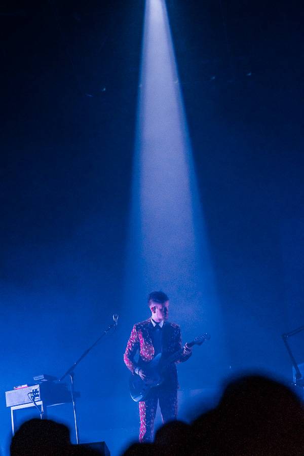 The 1975 rozpumpovali Forum Karlín tanečními kreacemi i světelnou show