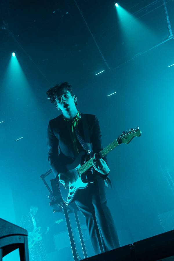 The 1975 rozpumpovali Forum Karlín tanečními kreacemi i světelnou show