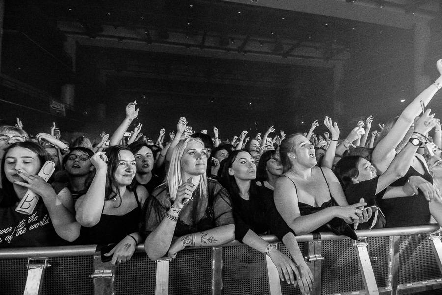 The 1975 rozpumpovali Forum Karlín tanečními kreacemi i světelnou show