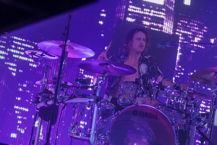 The 1975 rozpumpovali Forum Karlín tanečními kreacemi i světelnou show