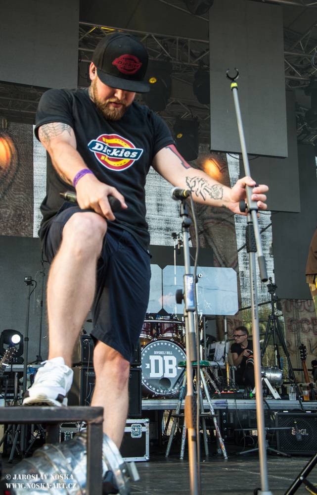 Divokej Bill v Praze: Žlutými lázněmi se prohnala vlna Tsunami 