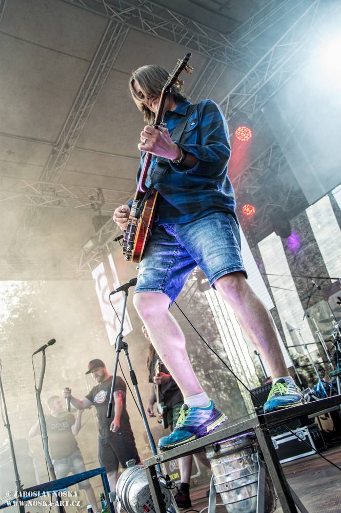 Divokej Bill v Praze: Žlutými lázněmi se prohnala vlna Tsunami 