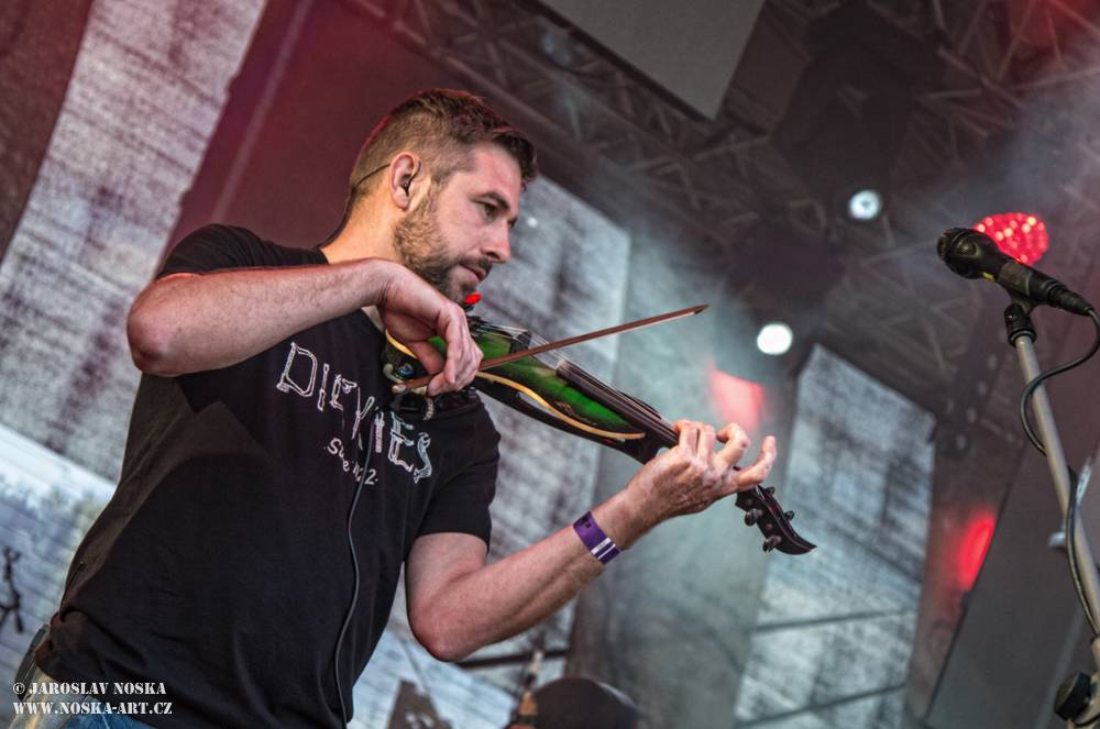 Divokej Bill v Praze: Žlutými lázněmi se prohnala vlna Tsunami 