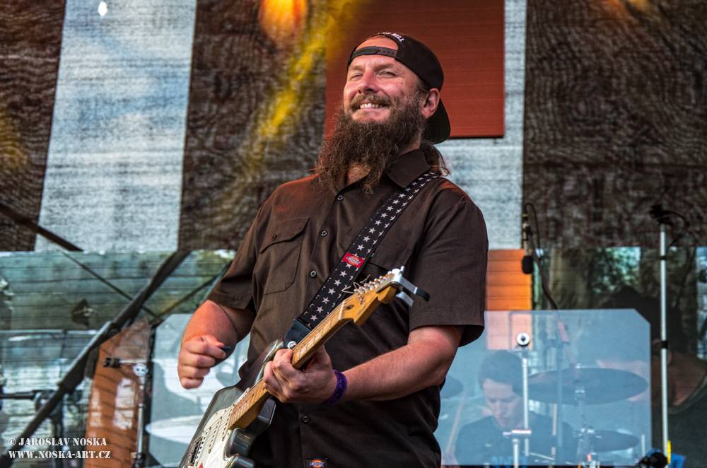 Divokej Bill v Praze: Žlutými lázněmi se prohnala vlna Tsunami 