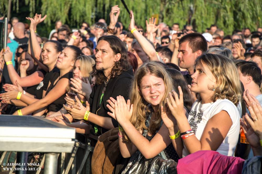 Divokej Bill v Praze: Žlutými lázněmi se prohnala vlna Tsunami 