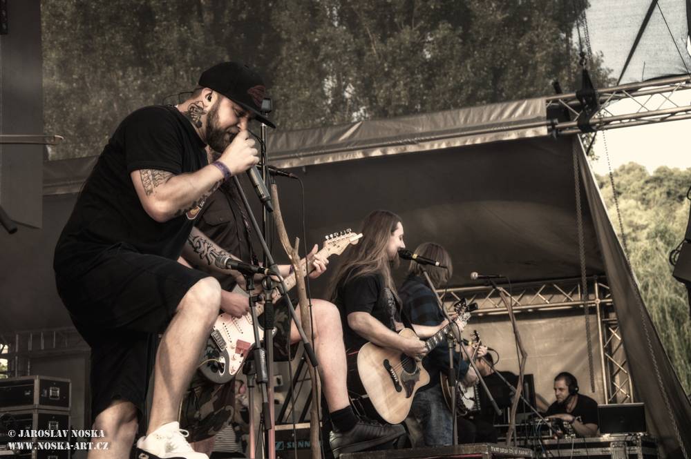 Divokej Bill v Praze: Žlutými lázněmi se prohnala vlna Tsunami 