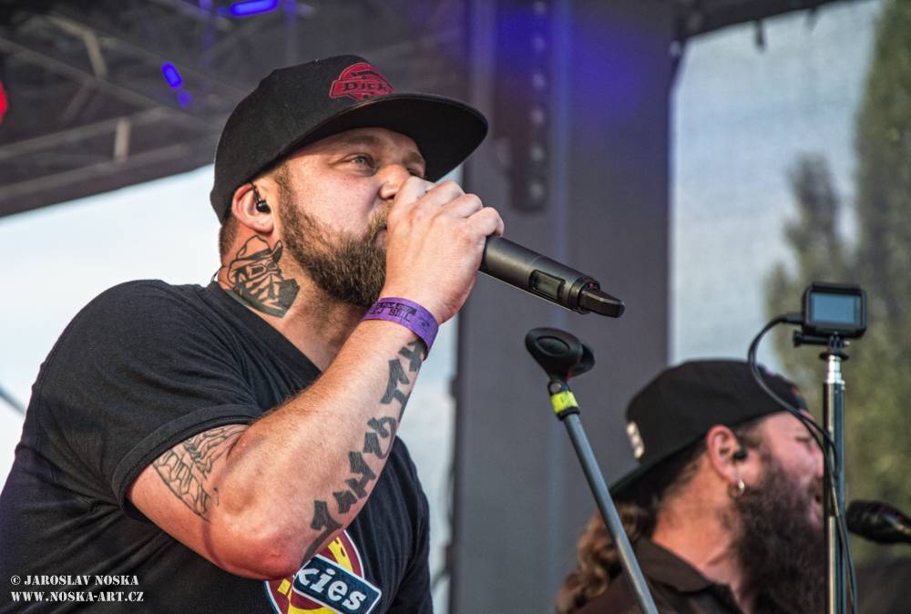 Divokej Bill v Praze: Žlutými lázněmi se prohnala vlna Tsunami 