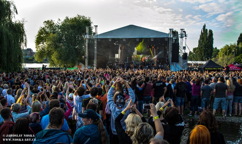 Divokej Bill v Praze: Žlutými lázněmi se prohnala vlna Tsunami 